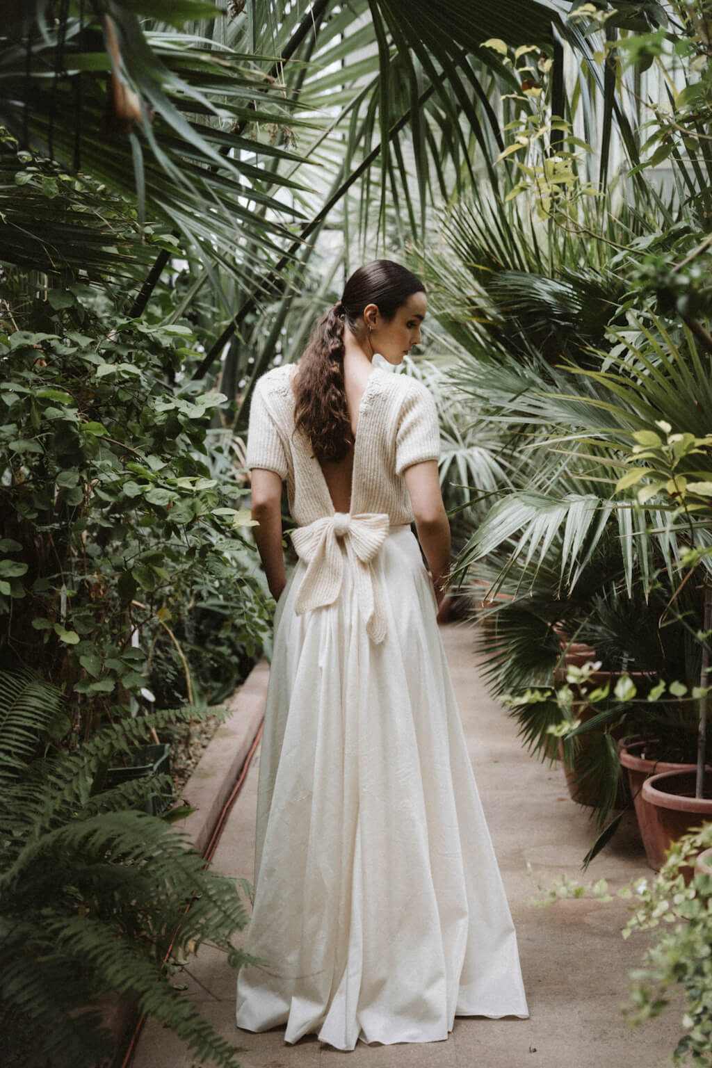 Balint Sara Botanica menyasszonyi ruha kollekcio 2024 Cassy esküvői ruha hajtogatott szoknyaval